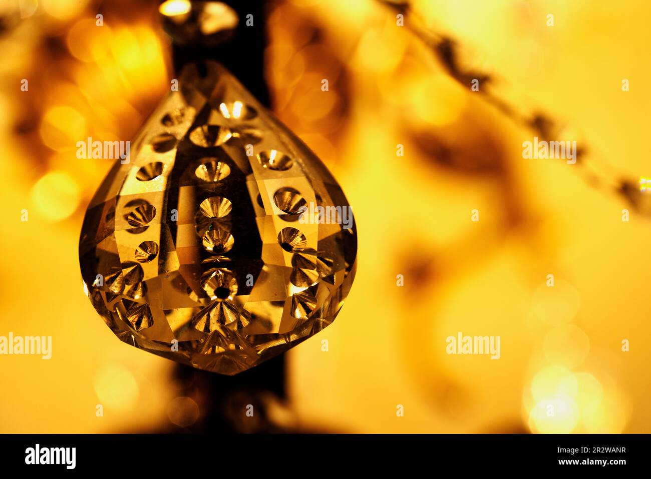 un cristallo con oro e giallo bokeh di illuminazione per lo sfondo e l'ispirazione Foto Stock