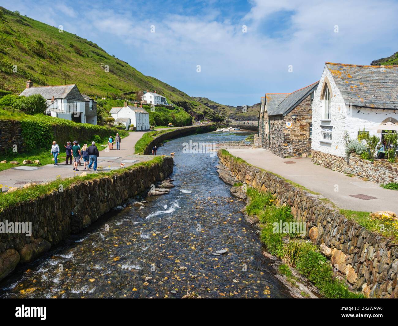 River Valency, Boscastle, Cornovaglia, Regno Unito, scorre attraverso il villaggio fino al porto e al mare Foto Stock