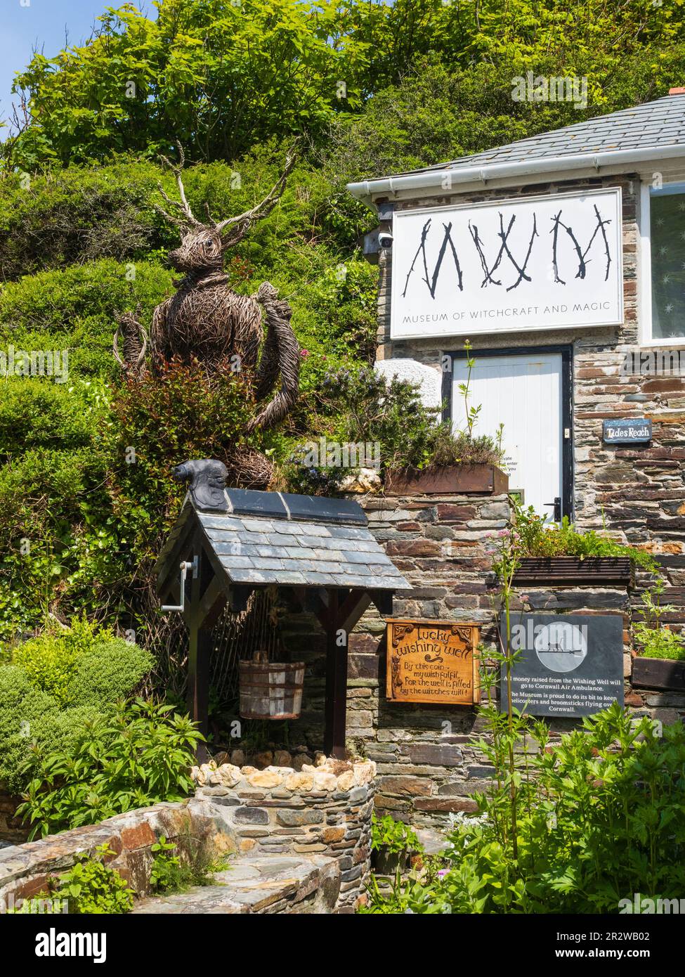 Scultura tessuta di salice della divinità celtica Cernunnos di Woody Fox al di fuori del Boscastle Museum of Witchcraft Foto Stock