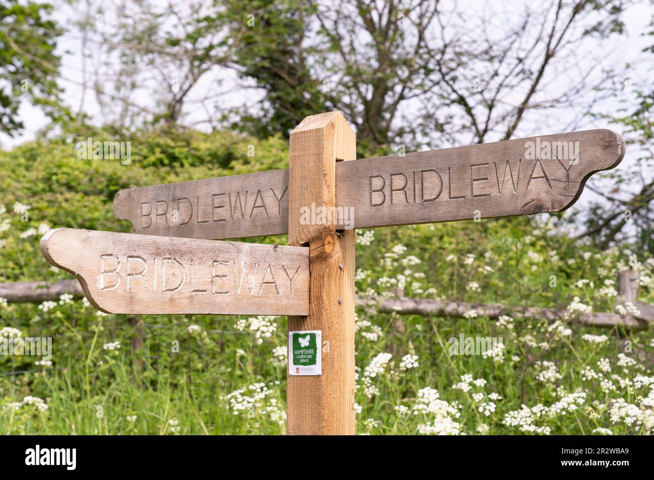 Un cartello in legno che mostra diversi percorsi a ponte a Silchester Roman City, Hampshire, Inghilterra. Concetto: Diritto pubblico di strada, autostrada pubblica Foto Stock