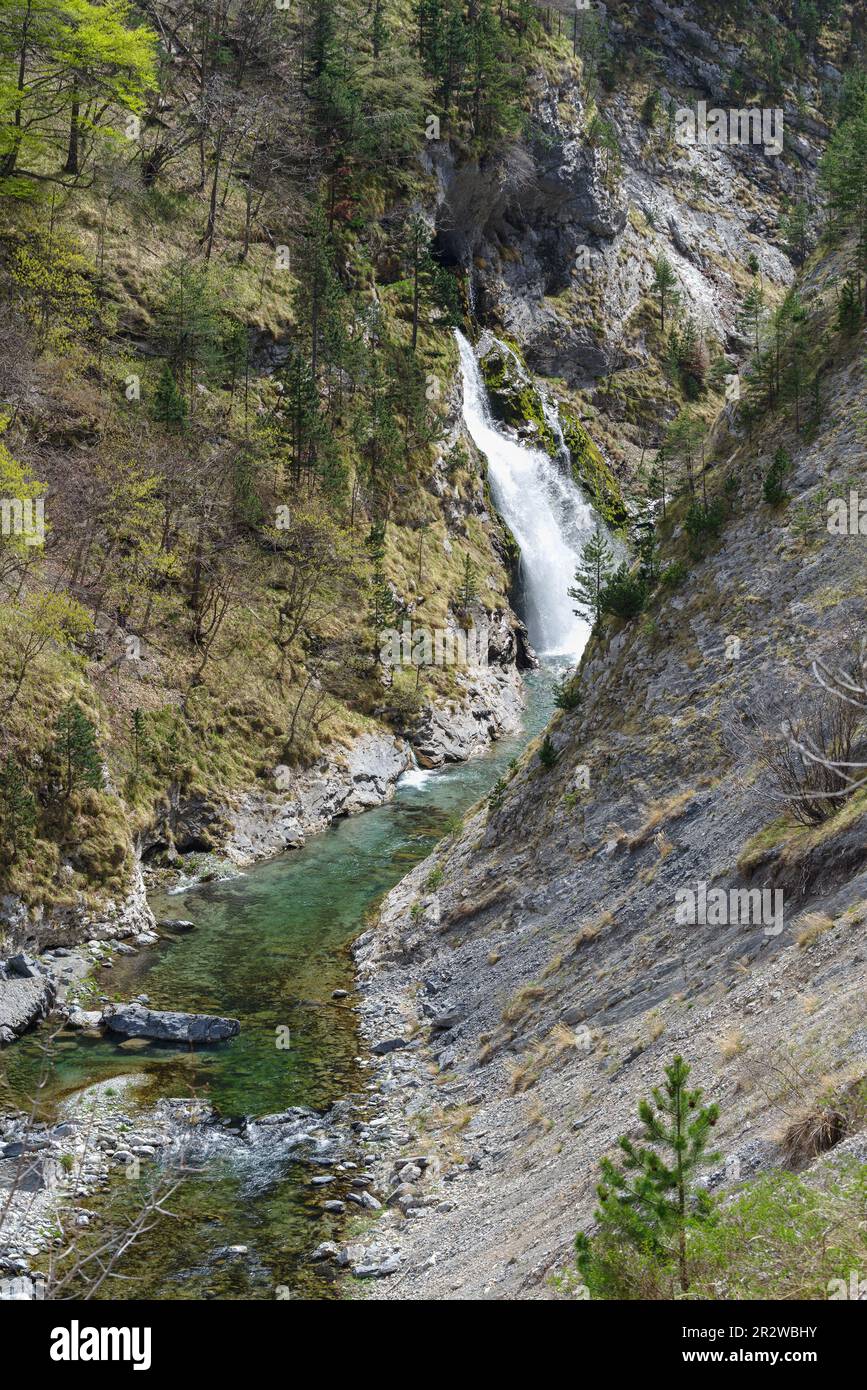 Vista elevata del torrente Negrone, che sorge nelle Alpi Ligure, forma il fiume Tanaro, Piemonte, Provincia di Cuneo, Italia Foto Stock