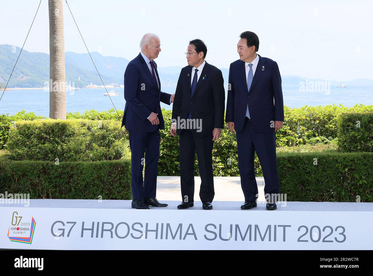 Da sinistra a destra, il presidente degli Stati Uniti Joe Biden, il primo ministro giapponese Fumio Kishida, e il presidente della Corea del Sud Yoon Suk Yeol si salutano in vista di un incontro trilaterale durante il vertice dei leader del G7, domenica 21 maggio 2023, l'ultimo giorno di un vertice del G-7 a Hiroshima, Giappone. L'ultimo giorno del vertice del Gruppo dei sette leader è in corso nella città giapponese occidentale di Hiroshima, con particolare attenzione al presidente ucraino Volodymyr Zelensky e ai suoi colloqui con i leader internazionali. Foto dell'ufficio stampa giapponese PM/UPI Foto Stock