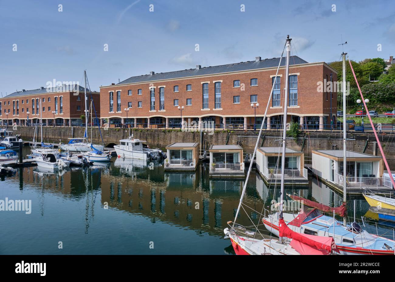 Le camere Floatel del Ty Hotel presso Milford Waterfront, Milford Haven, Pembrokeshire Foto Stock