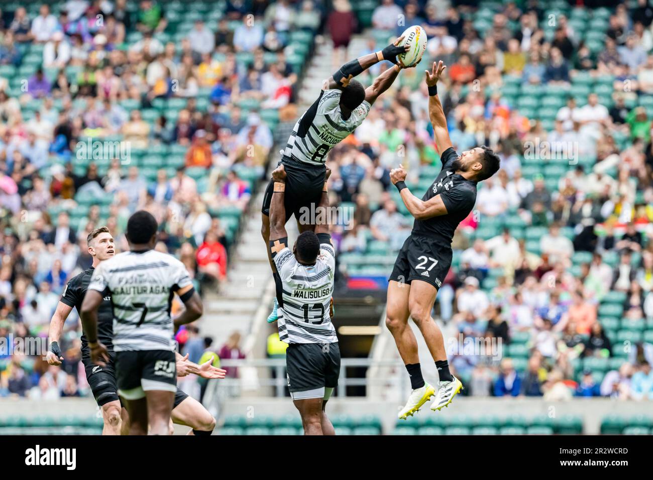 LONDRA, REGNO UNITO. 21st maggio 2023. Waisea Nacuqu delle Fiji salta per catturare la palla durante Fiji 7s vs Nuova Zelanda 7s - uomini HSBC World Rugby Sevens Series allo Stadio di Twickenham Domenica, 21 Maggio 2023. LONDRA INGHILTERRA. Credit: Taka G Wu/Alamy Live News Foto Stock