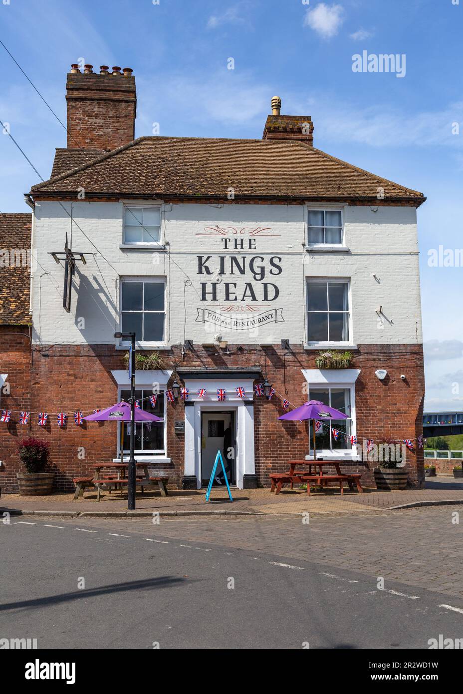 Il pub Kings Head, lungo il fiume a Upton su Severn, Worcestershire. Foto Stock
