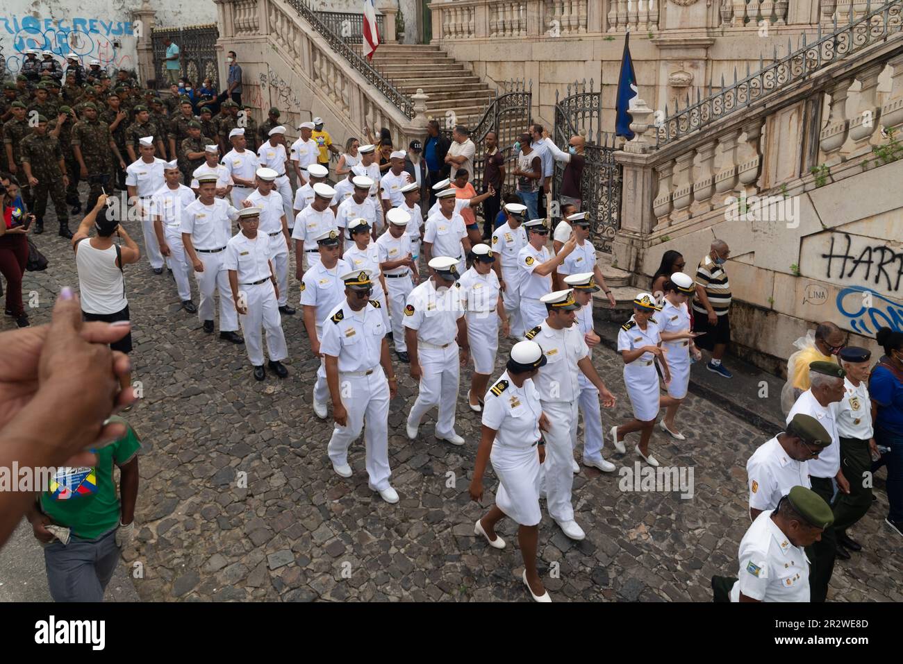 Salvador, Bahia, Brasile - 02 luglio 2022: Il personale della Marina è visto scendere la pendenza di Pelourinho durante la parata civica dell'indipendenza di Bah Foto Stock