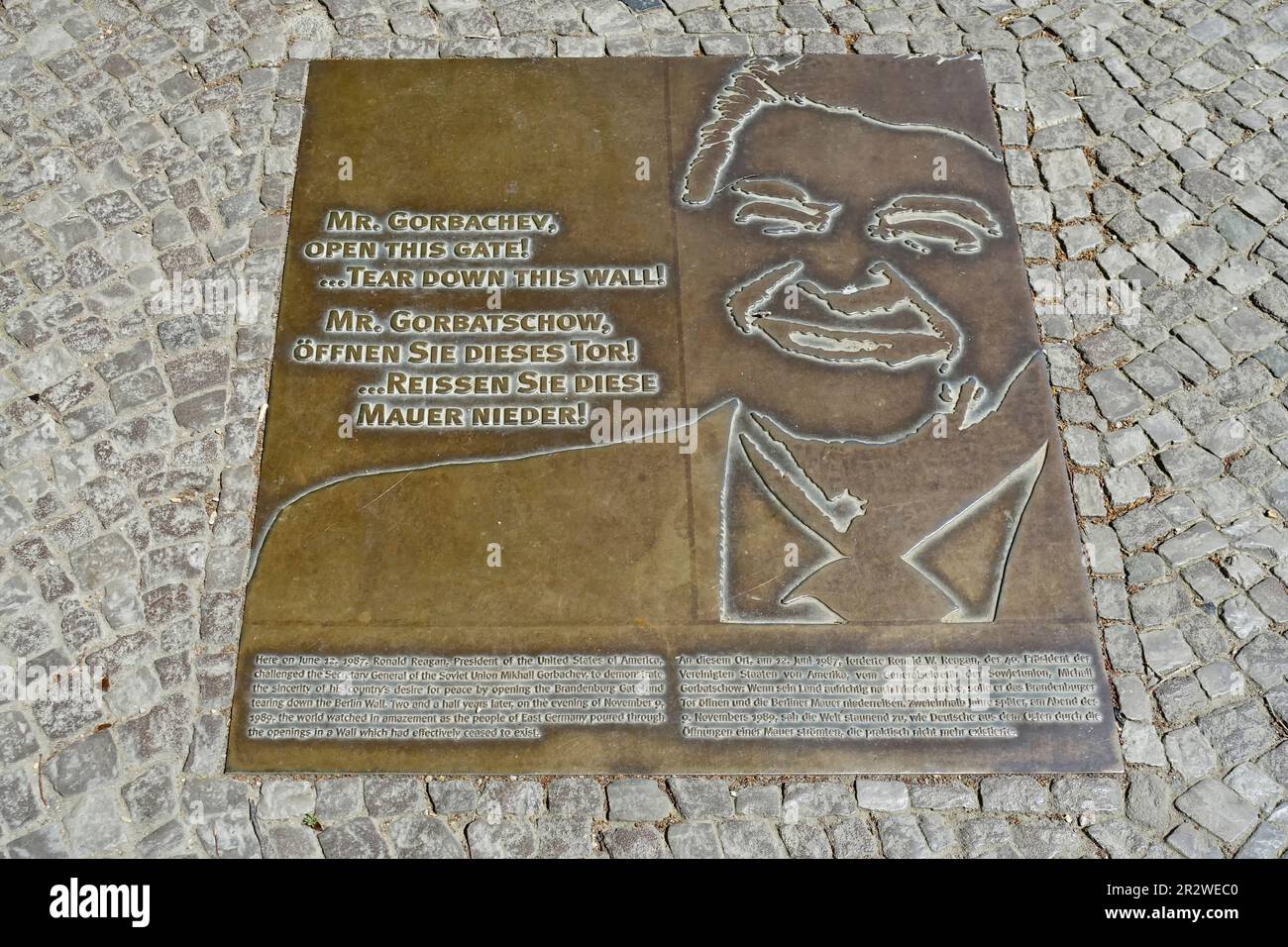 Lapide commemorativa, MR. Gorbaciov aprire questo cancello, abbattere questo muro, Berlino, Germania Foto Stock