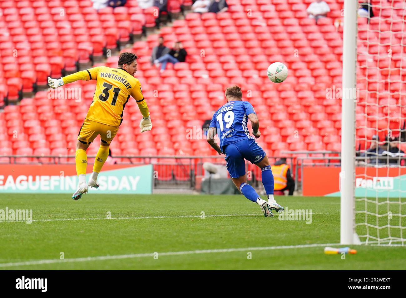 James Montgomery di Gateshead (a sinistra) calcia la palla contro Jamie Cooke del FC Halifax Town, che si traduce nel primo goal del FC Halifax Town durante la finale del trofeo Isuzu fa allo stadio di Wembley, Londra. Data immagine: Domenica 21 maggio 2023. Foto Stock
