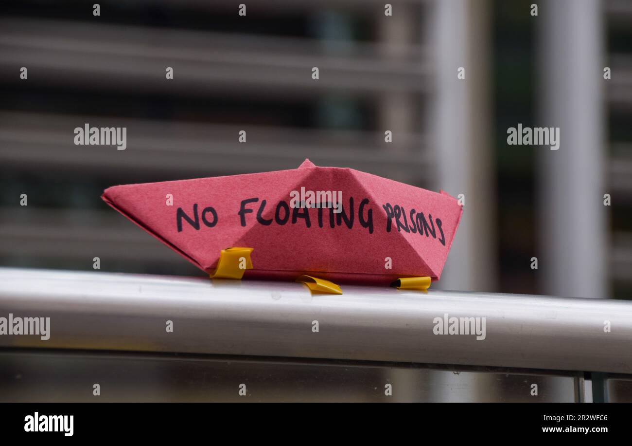 Londra, Regno Unito. 21st maggio 2023. Una barca di origami di carta fuori dall'ufficio domestico come dimostranti pro-profugo palcoscenico una protesta contro la chiatta migrante di Stoccolma Bibby. Credit: Vuk Valcic/Alamy Live News Foto Stock