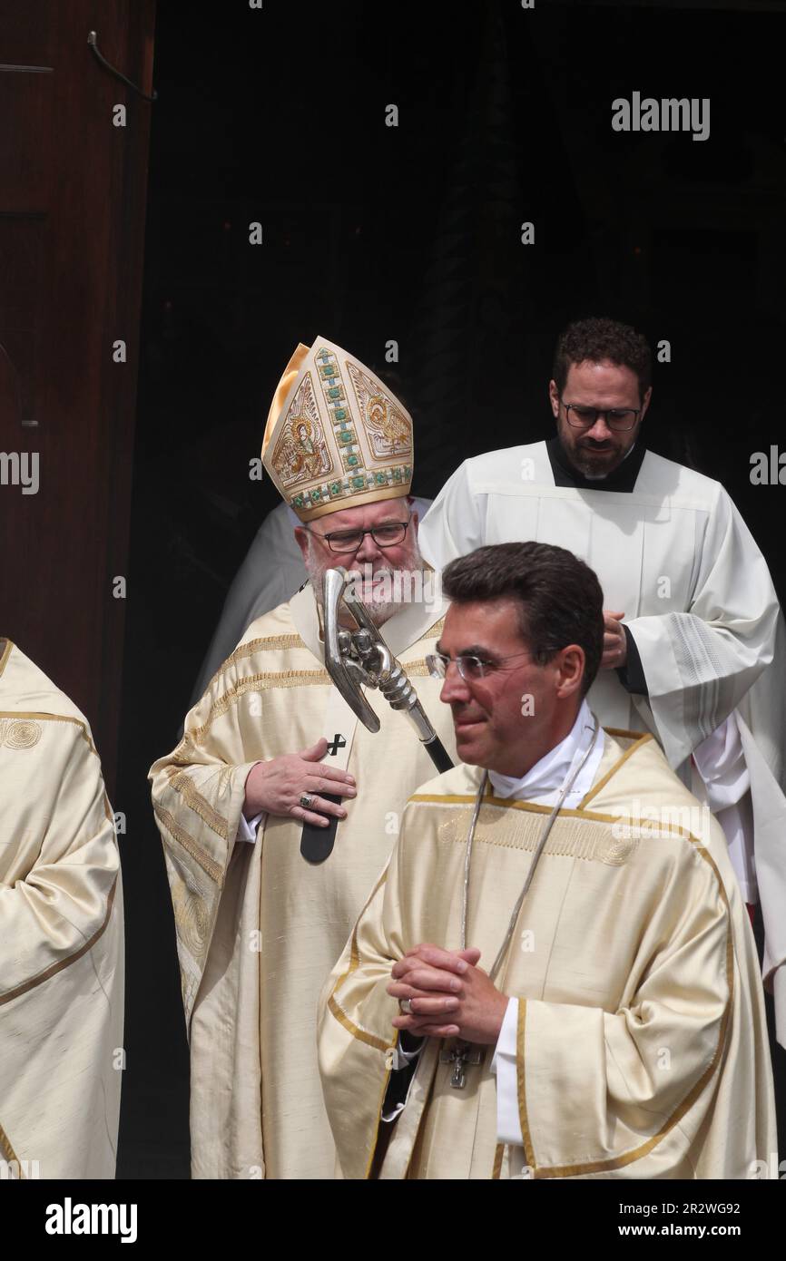 MONACO di BAVIERA, Germania - 20. 2023 MAGGIO: Reinhard Marx è un cardinale tedesco della Chiesa cattolica. E' l'arcivescovo di Monaco. Il principe Ludwig von Bayern e sua moglie Sophie-Alexandra Principessa di Baviera si sposarono nella Chiesa dei teatri, il principe Ludwig fa parte della dinastia Wittelsbacher . WITTELSBACHER HOCHZEIT, matrimonio reale a Monaco il 20. Maggio 2023, in Germania. Ludwig Prinz von Bayern und seine Frau Sophie-Alexandra Prinzessin von Bayern, nato Sophie-Alexandra Eveking, stammt aus einer niederländisch-kanadischen Familie und kann sich fortan Sophie-Alexandra Prinzessin von Bayern nenn Foto Stock