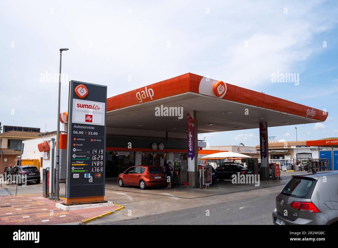 Distributore di benzina Galp energia Group a Ciudad Quesada, Spagna. Società petrolifera portoghese. Distributore di benzina. Prezzi del carburante e piazzale con auto a pompe Foto Stock