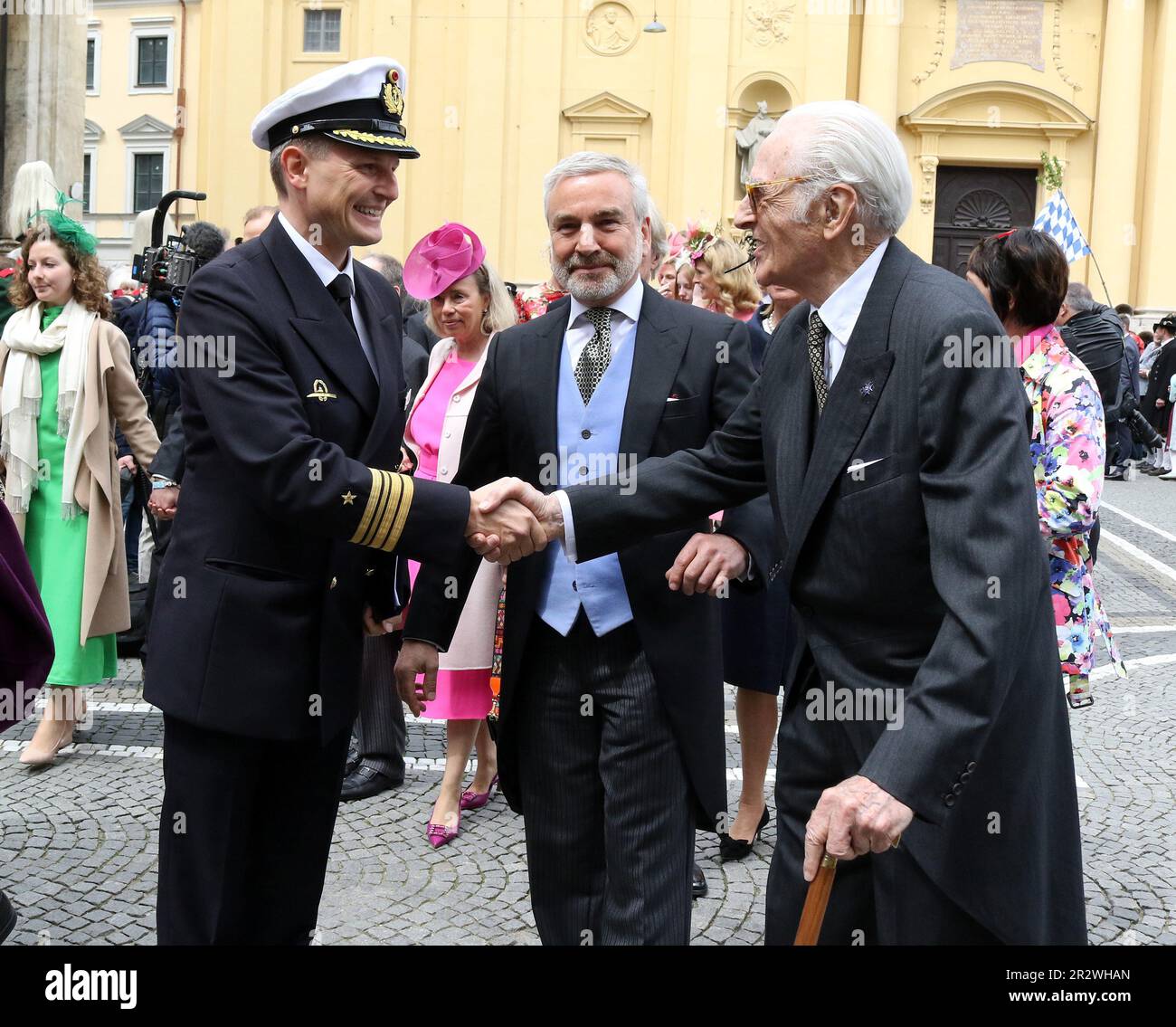 MONACO di BAVIERA, Germania - 20. MAGGIO 2023: Il capo della dinastia WITTELSBACHER; (R) il principe HERZOG von BAYERN e il partner Thomas Greinwald (C) saluta Oberstleutnant Benedikt Franke (L) (vicepresidente e amministratore delegato della Conferenza sulla sicurezza di Monaco (MSC). Prima di entrare a far parte del MSC, ho lavorato come Senior Advisor for Strategic Affairs presso la CSU) il principe Ludwig von Bayern e sua moglie Sofia-Alexandra Principessa di Baviera si sono sposati nella Theatiner Church, il principe Ludwig fa parte della dinastia Wittelsbacher . WITTELSBACHER HOCHZEIT, matrimonio reale a Monaco il 20. Maggio 2023, in Germania. Ludwig Prinz von Bayern und sein Foto Stock