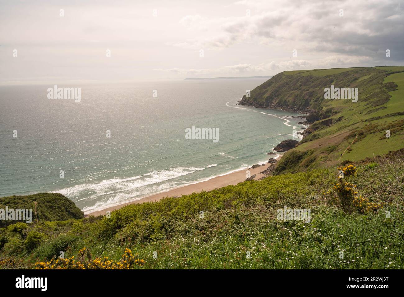 Vista sulla baia di Lantic dal South West Coastal Path in Cornwall, Regno Unito Foto Stock