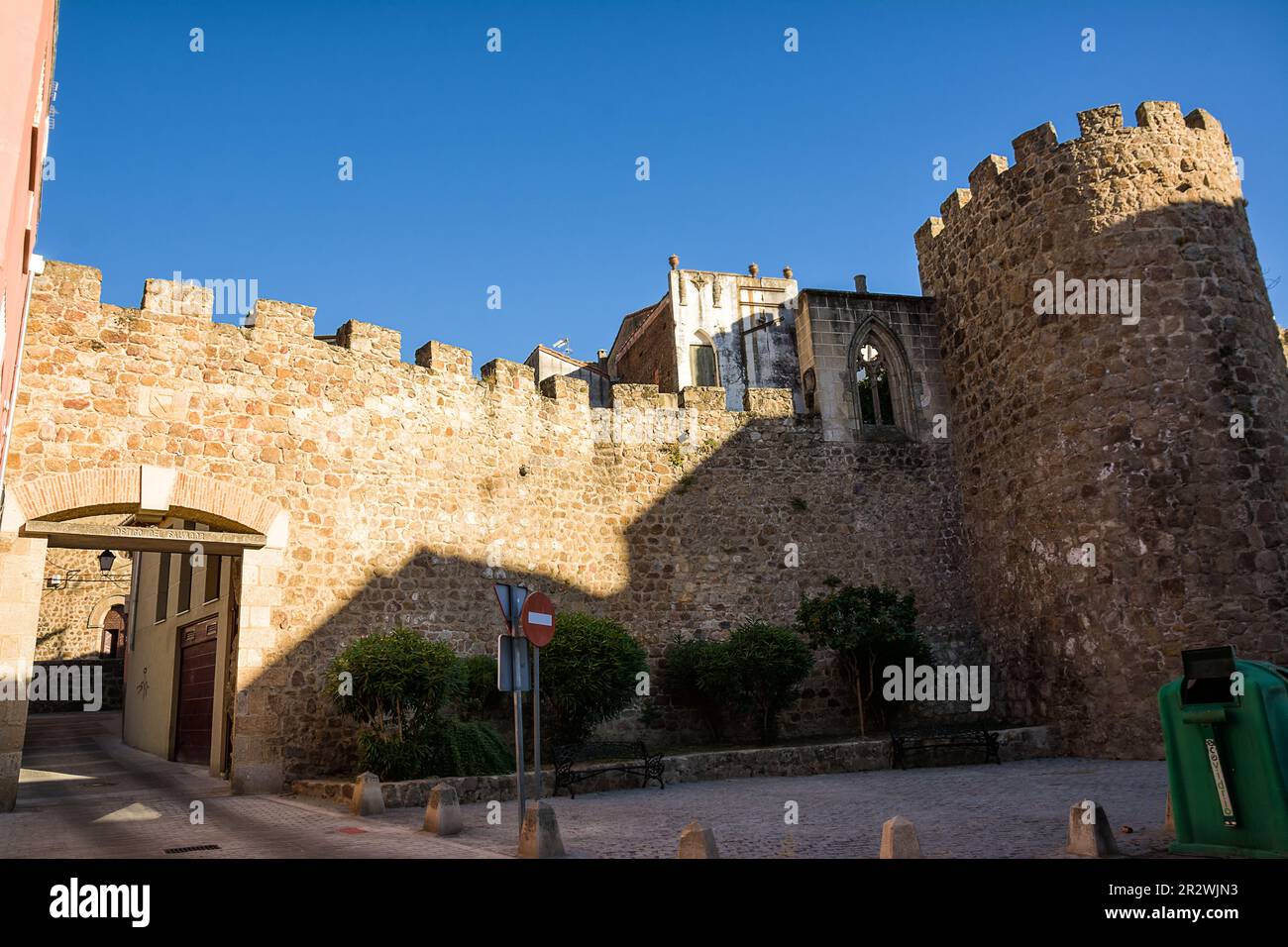 Plasencia, Spagna - 25 giugno 2022: Una delle porte d'ingresso attraverso le mura fortificate della città di Plasencia, Spagna Foto Stock