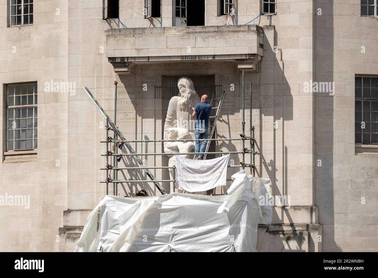 Londra, Regno Unito. 20th maggio, 2023. Si vede un protester martellando il Prospero di Eric Gill e la Statua di Ariel fuori dalla Broadcasting House. Un uomo ha scalato impalcature Broadcasting House e ha danneggiato il Prospero di Eric Gill e la statua di Ariel dal 4am al mattino. Il ponteggio è stato messo recentemente per essere riparato dai danni fatti durante la protesta di gennaio. (Credit Image: © Hesther ng/SOPA Images via ZUMA Press Wire) SOLO PER USO EDITORIALE! Non per USO commerciale! Foto Stock