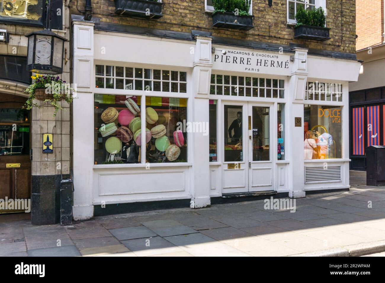 Pierre Herme macarons & chocolats Shop a Monmouth Street, Covent Garden, Londra. Foto Stock