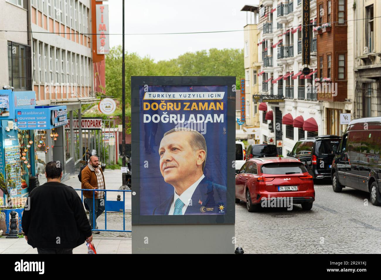 Una bandiera della campagna elettorale a sostegno dell'incunbente presidente turco Recep Tayyip Erdogan si vede in piazza Taksim. In Turchia sono previste le elezioni generali Foto Stock