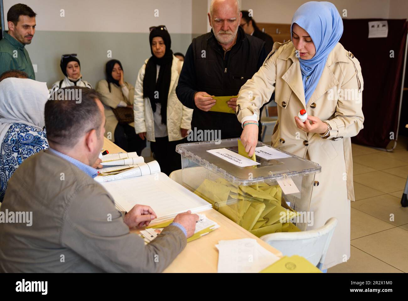 Istanbul, Turchia - 14 maggio 2023 Si vede Una giovane donna che ha dato il suo voto alla scuola Saffet Cebi. 64 milioni di cittadini turchi sono chiamati a dirigersi verso il po Foto Stock