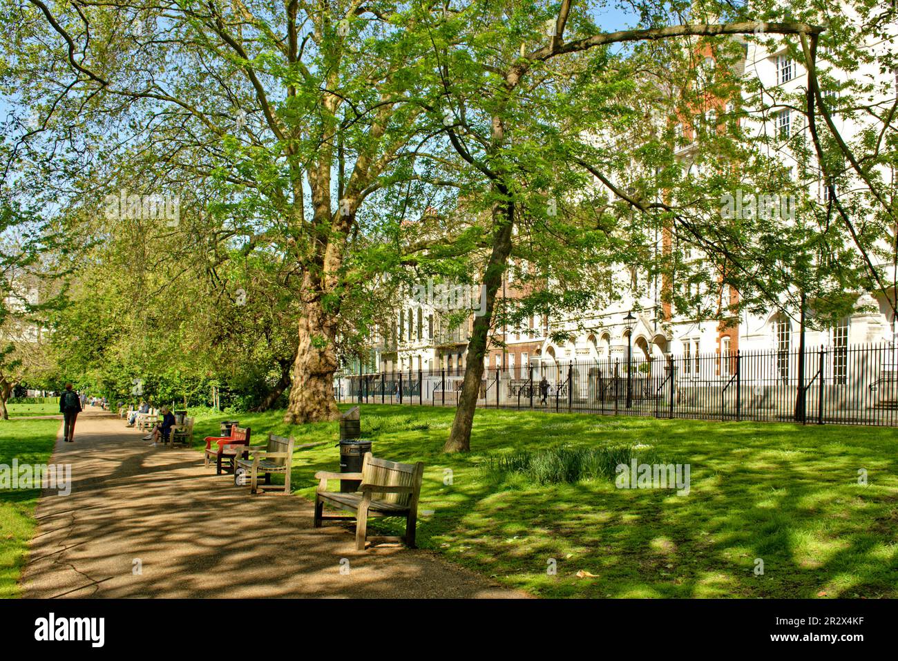 London Lincolns Inn Fields ospita all'esterno e persone all'interno del parco in primavera Foto Stock