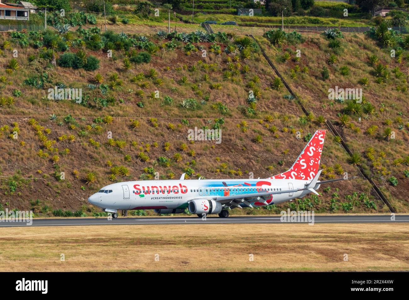 FUNCHAL, PORTOGALLO - 13 novembre: Aereo passeggeri dall'europa Sunweb si prepara al decollo dall'aeroporto di Funchal il 10 maggio 2022 a Madeira, Portogallo Foto Stock