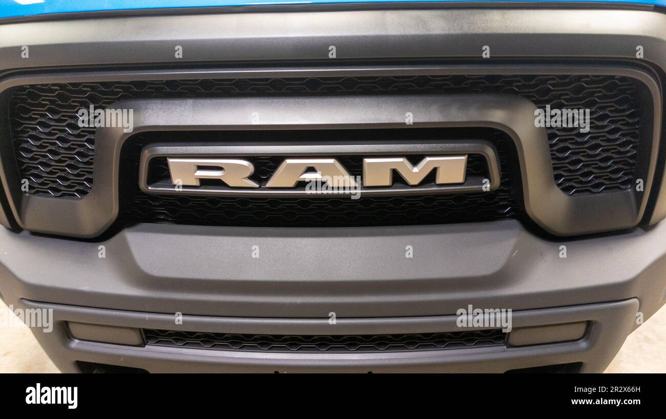 Bordeaux , Aquitaine France - 05 09 2023 : Dodge RAM camion logo testo e marchio segno su di noi auto Foto Stock