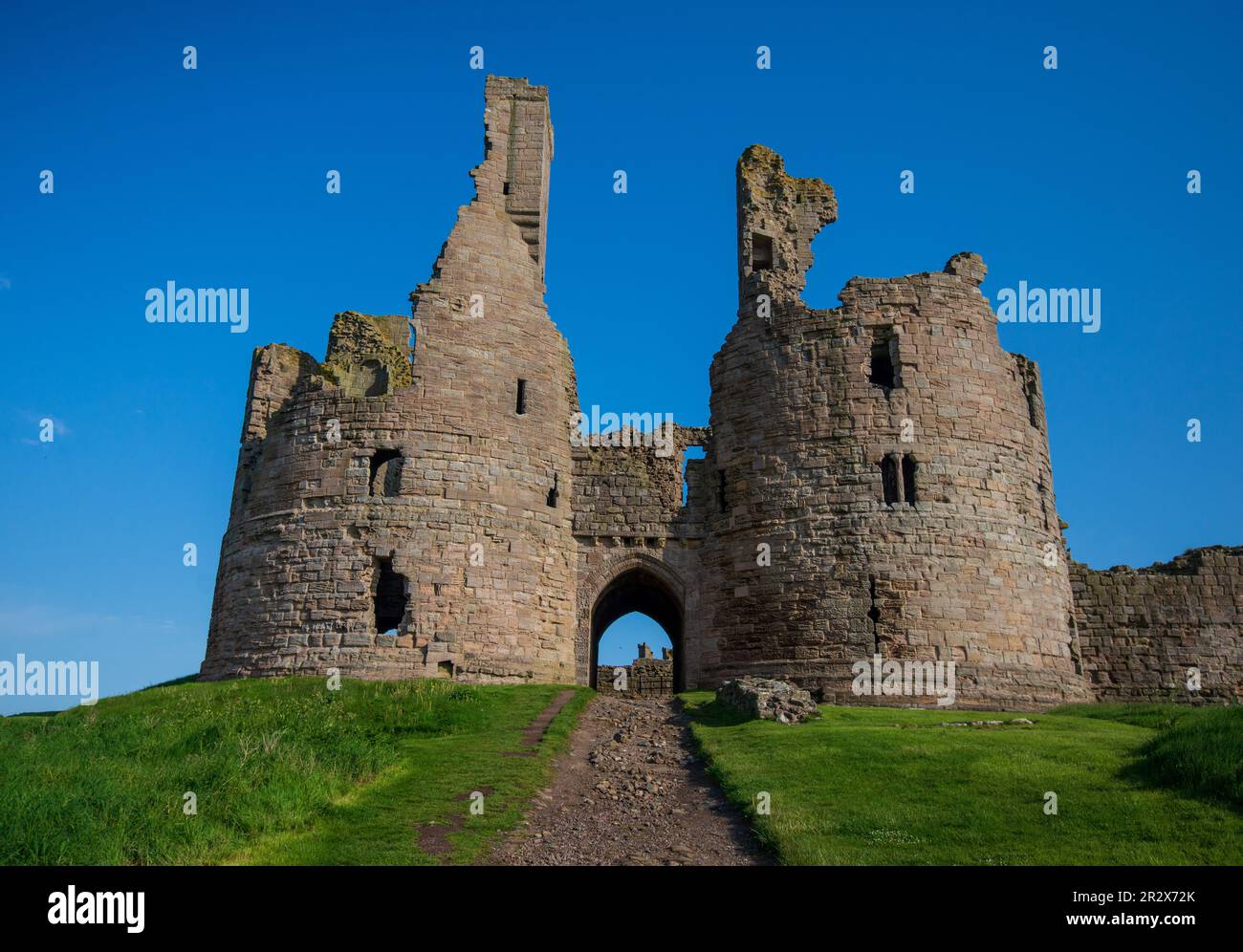 La porta d'accesso al Castello di Dunstanburgh, Northumberland, Inghilterra, Regno Unito Foto Stock