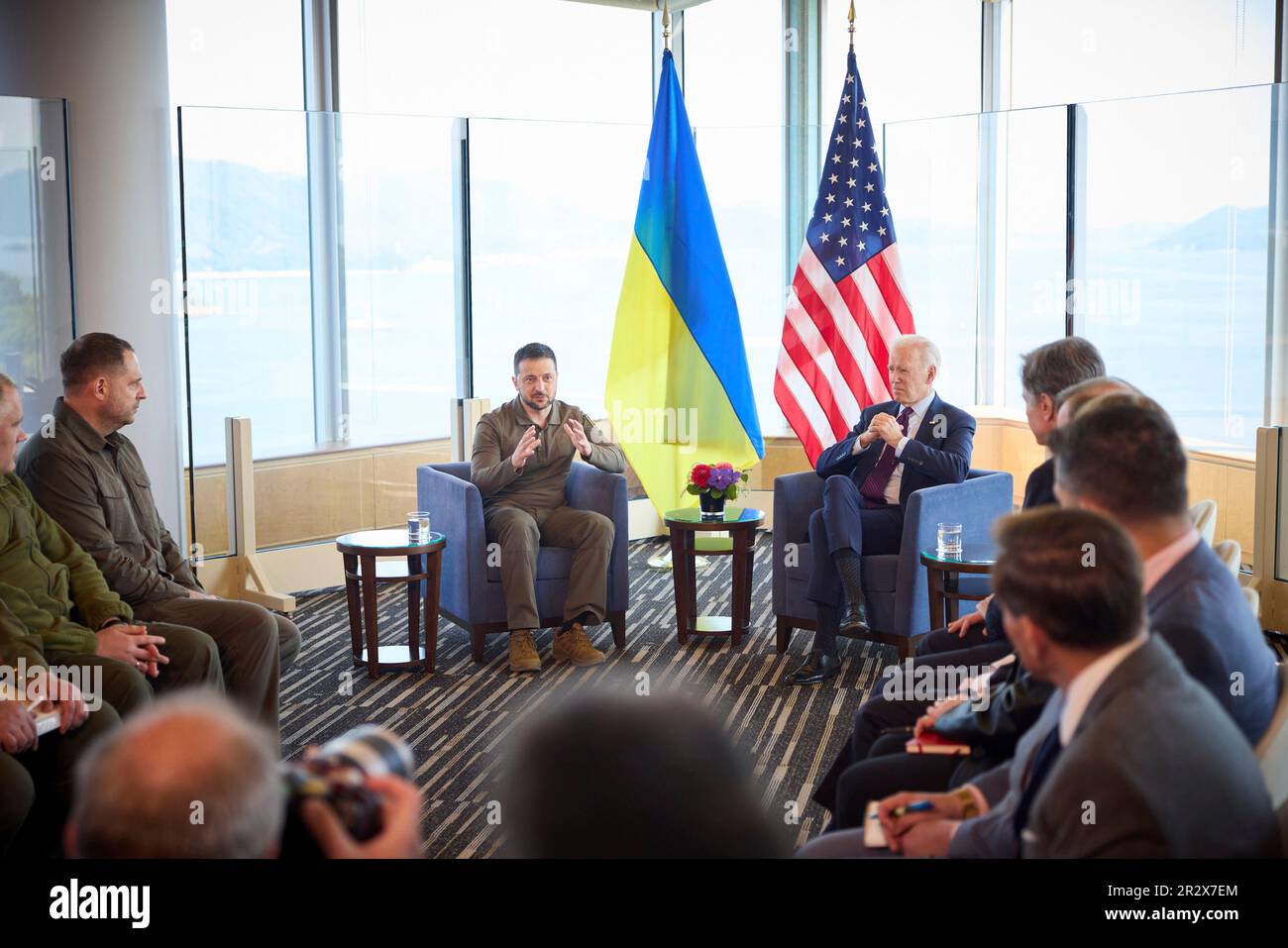 Hiroshima, Giappone. 21st maggio, 2023. Il presidente ucraino Volodymyr Zelenskyy, a sinistra, tiene una discussione bilaterale con il presidente degli Stati Uniti Joe Biden, a destra, a margine del vertice dei leader del G7 al Grand Prince Hotel, 21 maggio 2023 a Hiroshima, Giappone. Credit: Foto piscina/Ufficio stampa presidenziale ucraino/Alamy Live News Foto Stock