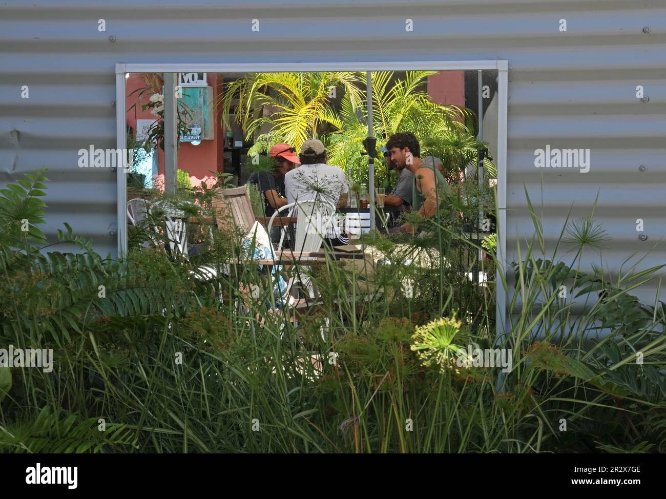 Riflessione in specchio all'esterno zona pranzo North Stradbroke Island, Queensland, Australia. Marzo Foto Stock