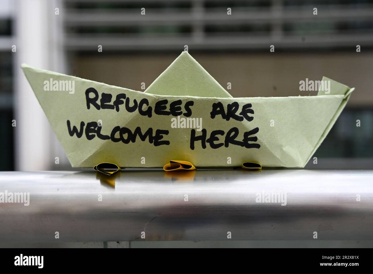 Home Office, Londra, Regno Unito. 21st maggio, 2023. Mikaela Loach è un attivista per la giustizia climatica con sede a Edimburgo, in Scozia, presso attivisti di salvataggio, organizzatori di giustizia migranti e persone con esperienza di protesta migratoria contro la chiatta migrante di Stoccolma Bibby. Una chiatta gigante con una capacità di soli 200 persone ospiterà 500 richiedenti asilo al largo della costa del Dorset arrivati nel Regno Unito dimostrazione acque al di fuori del Home Office. Credit: Vedi li/Picture Capital/Alamy Live News Foto Stock