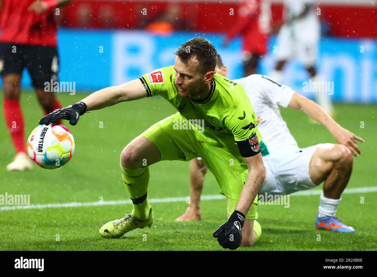 Leverkusen, Germania, 21.05.2023. Bayer 04 Leverkusen vs. Borussia Mönchengladbach, Football, 1. Bundesliga, 33. Giorno di incontro, Stagione 2022/2023. Lukas Hradecky (Bayer 04 Leverkusen) si rimescola per tenere la palla lontano dal piede oscillante di Stefan Lainer (Borussia Moenchengladbach) LE NORMATIVE DFL VIETANO QUALSIASI USO DI FOTOGRAFIE COME SEQUENZE DI IMMAGINI E/O QUASI-VIDEO. Credit: NewsNRW / Alamy Live News Foto Stock