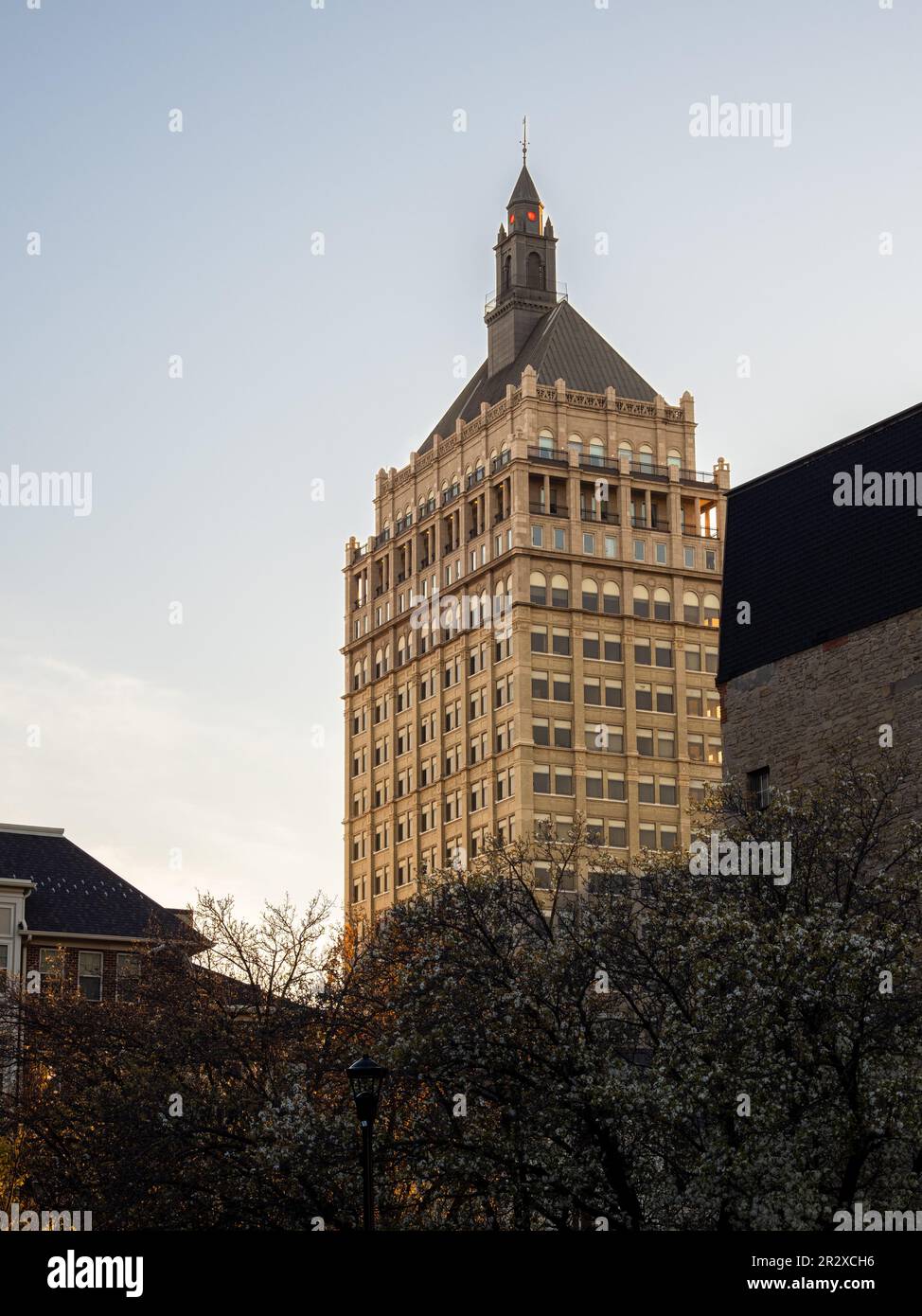 Il punto di riferimento della Kodak Tower a Rochester, Upstate New York state, al tramonto dorato Foto Stock