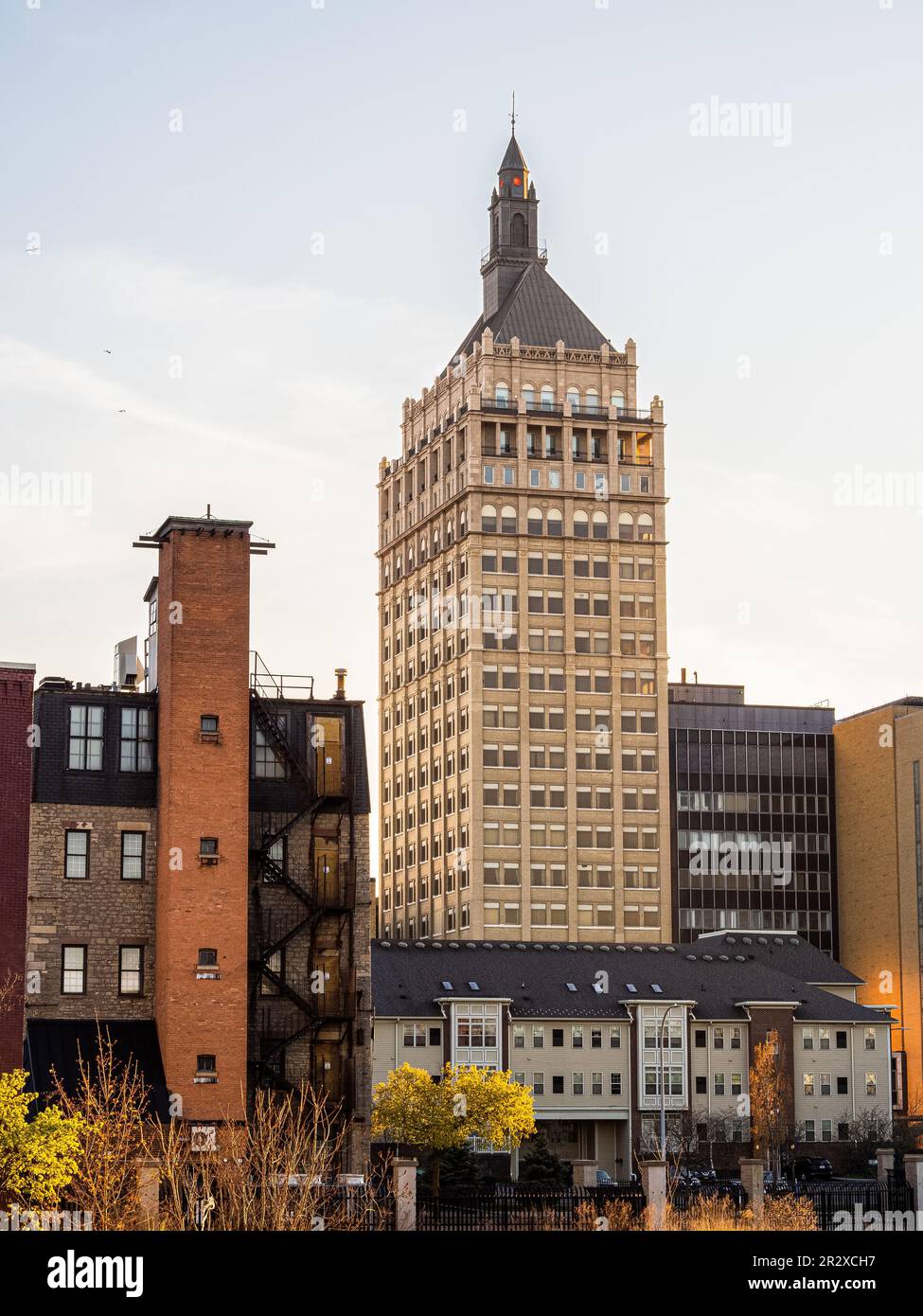 Il punto di riferimento della Kodak Tower a Rochester, Upstate New York state, al tramonto dorato Foto Stock