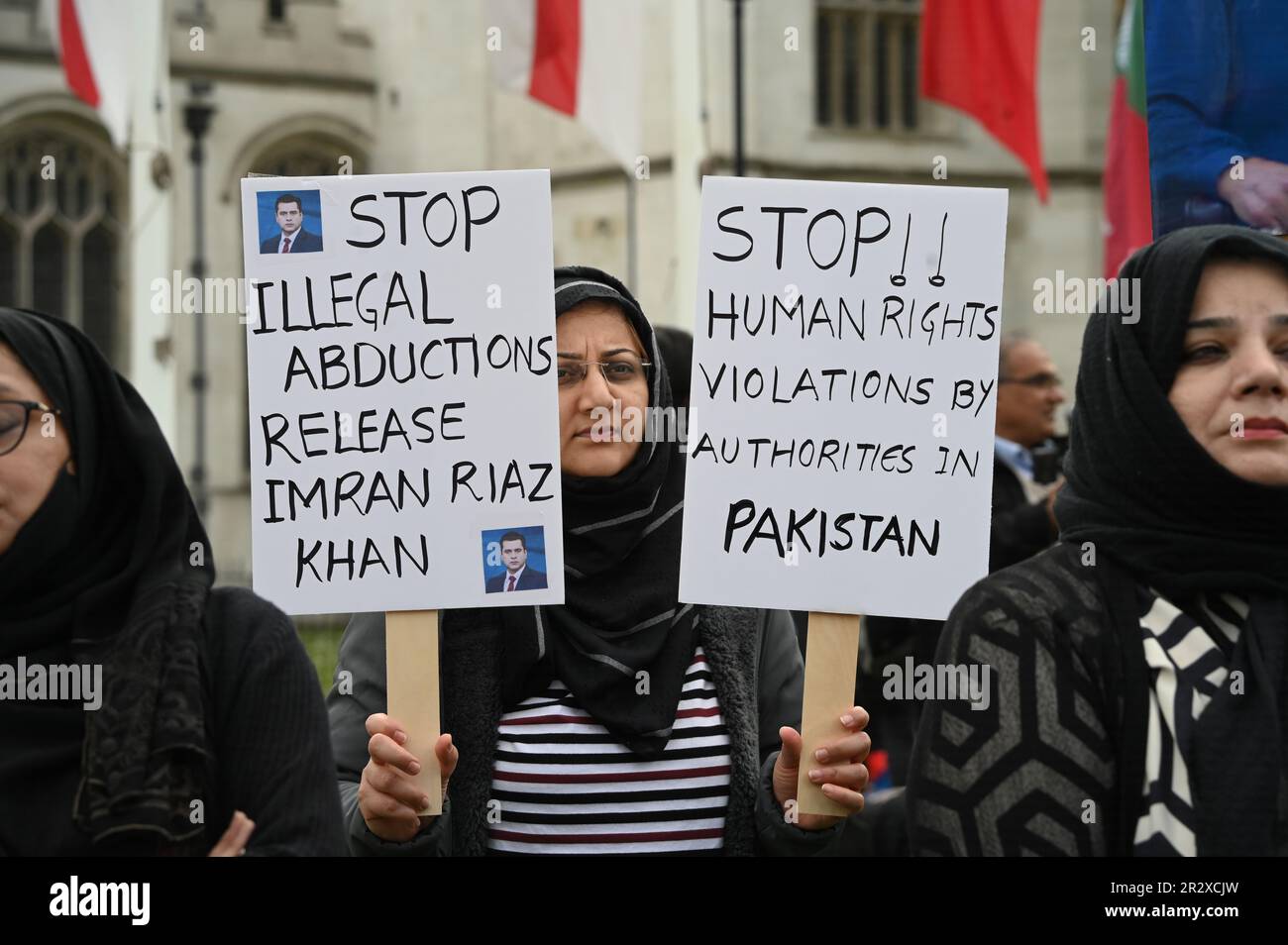 Piazza del Parlamento, Londra, Regno Unito. 21st maggio, 2023. Centinaia di pakistani britannici protestano contro il fascismo palese e i rapimenti illegali in Pakistan. I manifestanti sostengono il PM ufficiale Imran Khan cacciato l'anno scorso è stato fiamma di corruzione perché Imran Khan non è disposto ad essere un burattino. Solo Imran Khan può salvare il Pakistan, l'espressione dei manifestanti in Piazza del Parlamento. Credit: Vedi li/Picture Capital/Alamy Live News Foto Stock