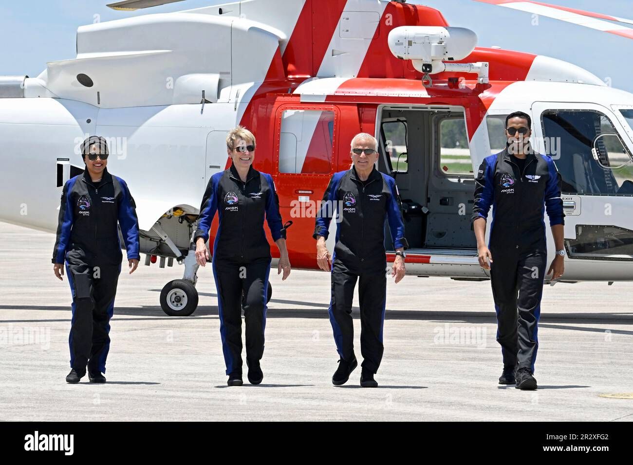 L'equipaggio della missione Axiom 2 arriva presso l'impianto di atterraggio del Kennedy Space Center, Florida, domenica 21 maggio 2023. La missione sarà condotta da Rayyanah Barnawi, comandato dall'ex astronauta della NASA Peggy Whitson, membro dell'equipaggio pagante e pilota John Shoffner, nonché da Ali AlQuarni (l a r). Barnawi e Alquarni provengono dall'Arabia Saudita. L'equipaggio di Axiom Mission 2 farà un giro in Dragon Spacecraft di SpaceX fino alla Stazione spaziale Internazionale in una missione di 12 giorni. Foto di Joe Marino/UPI Credit: UPI/Alamy Live News Foto Stock