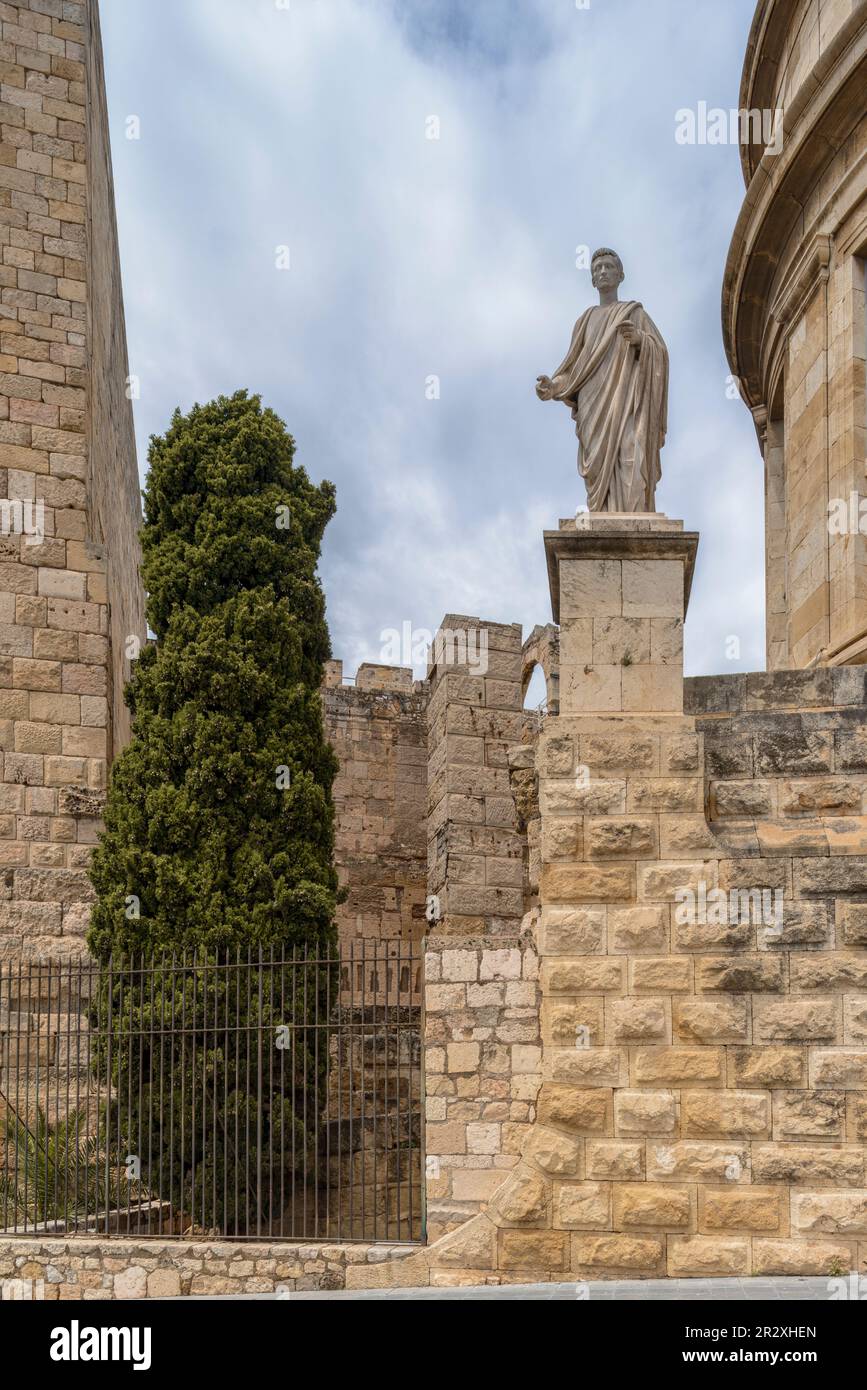 Scultura a Octavio Cesar Augusto nel Paseo de San Antonio al di fuori del museo archeologico dei resti romani a Tarragona, Catalogna, Spagna, Europa. Foto Stock