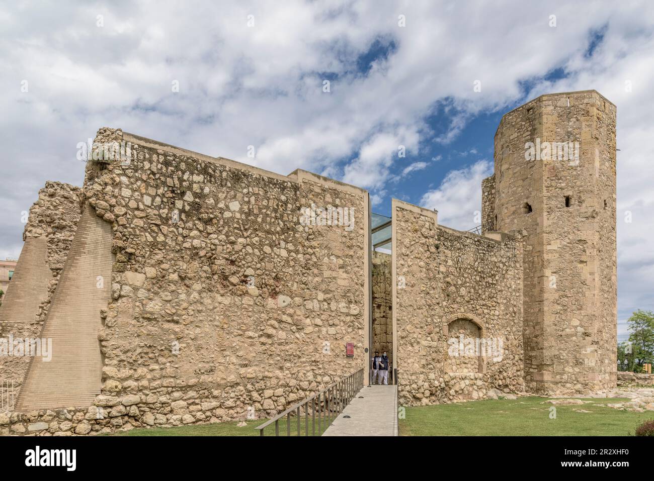 Facciata principale e torre delle rovine del circo romano (Circ Roma) nel centro storico di Tarragona, Catalogna, Spagna, Europa Foto Stock