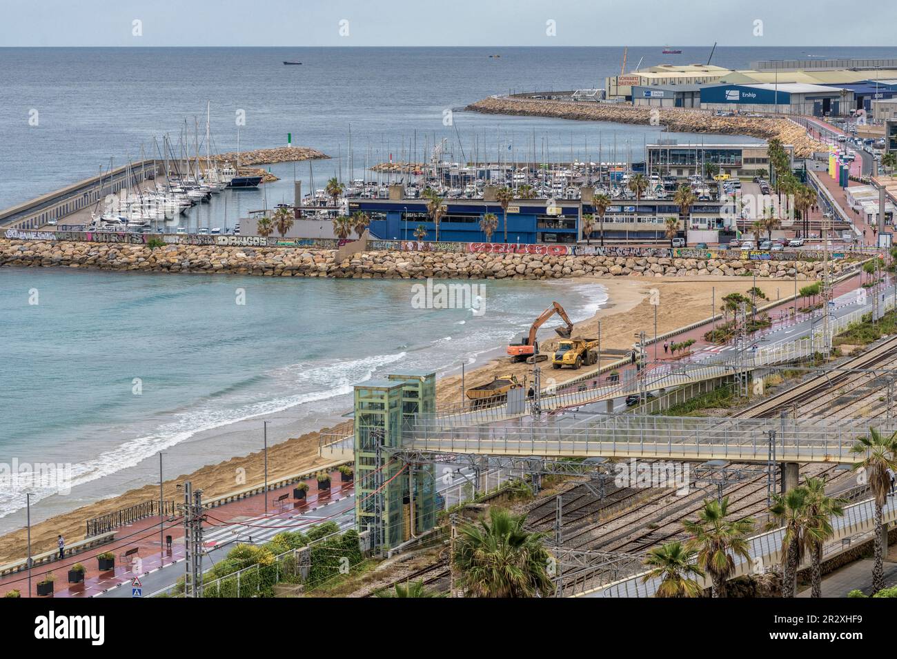 Platja del Miracle-Playa El Milagro il lungomare la strada e i binari del treno con il porto della città di Tarragona nella comunità della Catalogna. Foto Stock