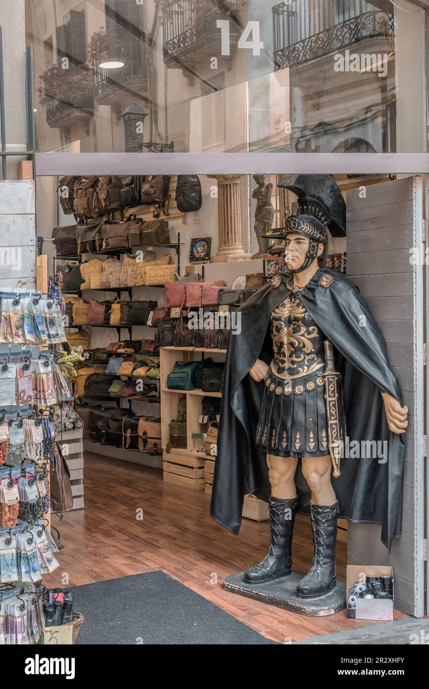 Manichino vestito in costume da un soldato romano alla porta d'ingresso di un negozio come una dichiarazione pubblicitaria nella città di Tarragona, Catalogna, Spagna. Foto Stock