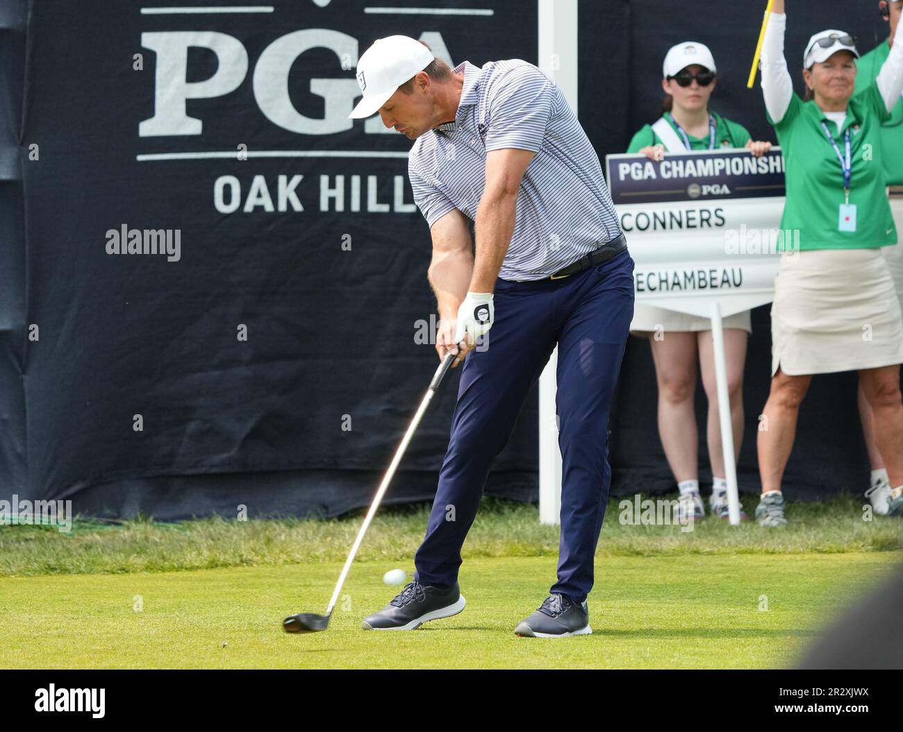 Rochester, Stati Uniti. 21st maggio, 2023. Bryson DeChambeau si tee sulla 1st buche durante l'ultimo round del PGA Championship 2023 all'Oak Hill Country Club di Rochester, New York, domenica 21 maggio 2023. Foto di Aaron Josefczyk/UPI Credit: UPI/Alamy Live News Foto Stock