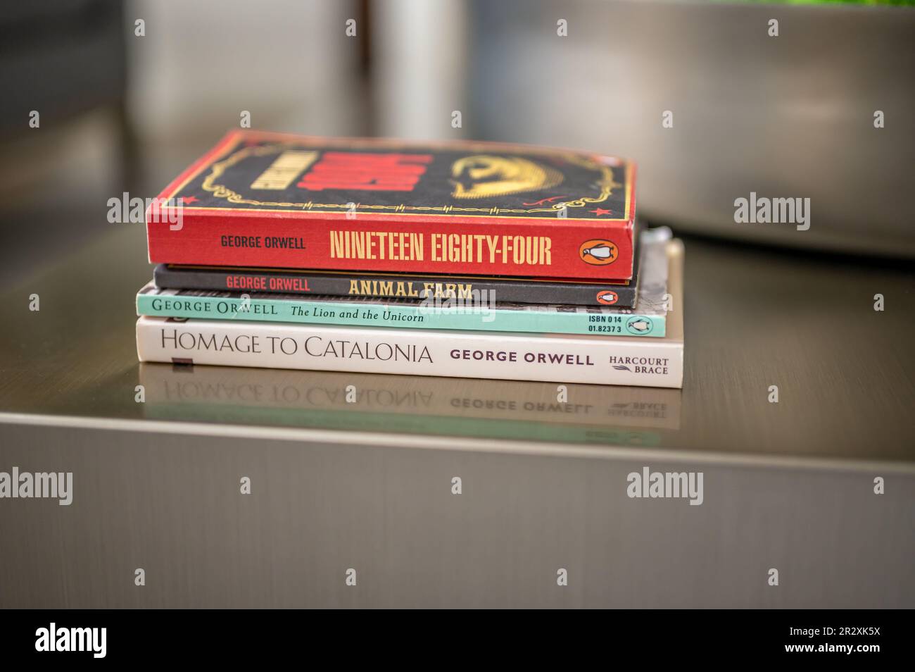 Calgary, Alberta - 19 maggio 2023: Pila di libri di George Orwell su un tavolino da caffè. Foto Stock