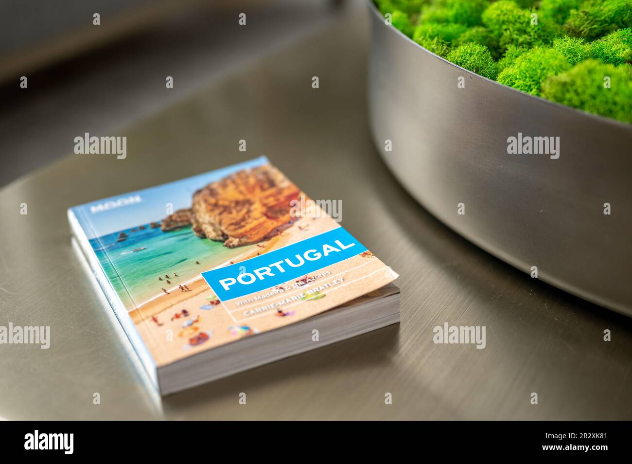 Calgary, Alberta - 20 maggio 2023: Libro di viaggio sul Portogallo su un tavolino in un soggiorno moderno. Foto Stock