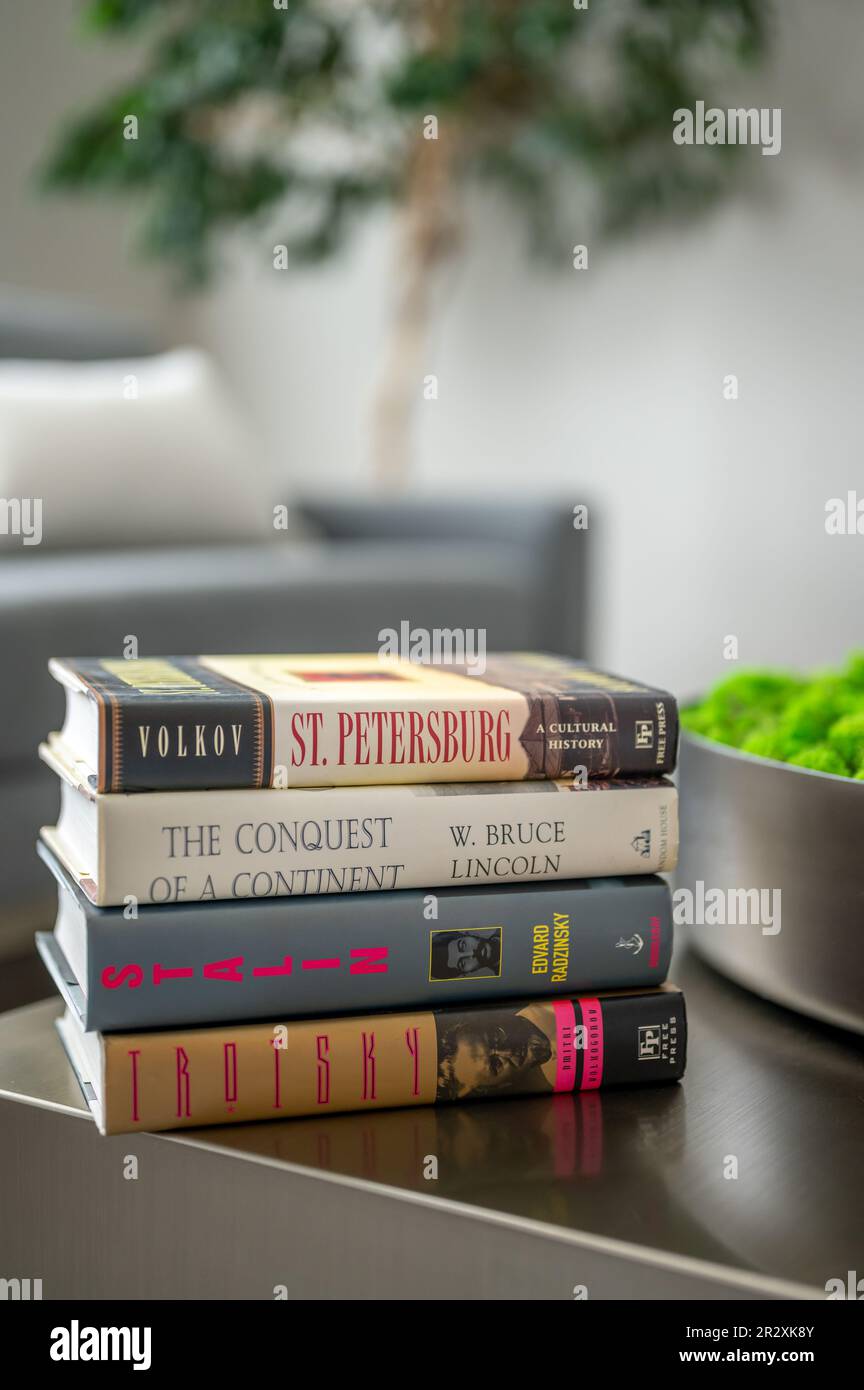 Calgary, Alberta - 20 maggio 2023: Pila di libri di storia russi su un tavolo in un soggiorno moderno. Foto Stock