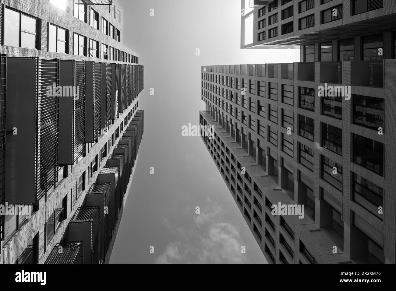 Edifici di appartamenti in una giornata limpida a Eindhoven, nei Paesi Bassi. Scatto in bianco e nero. Foto Stock