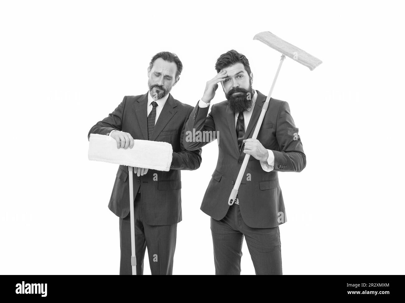 uomini d'affari da parete trasparente a bianco. ardesia pulita. Collaborazione e lavoro di squadra. Pulizia società. Affari puliti. uomini maturi bearded in suit holding Foto Stock
