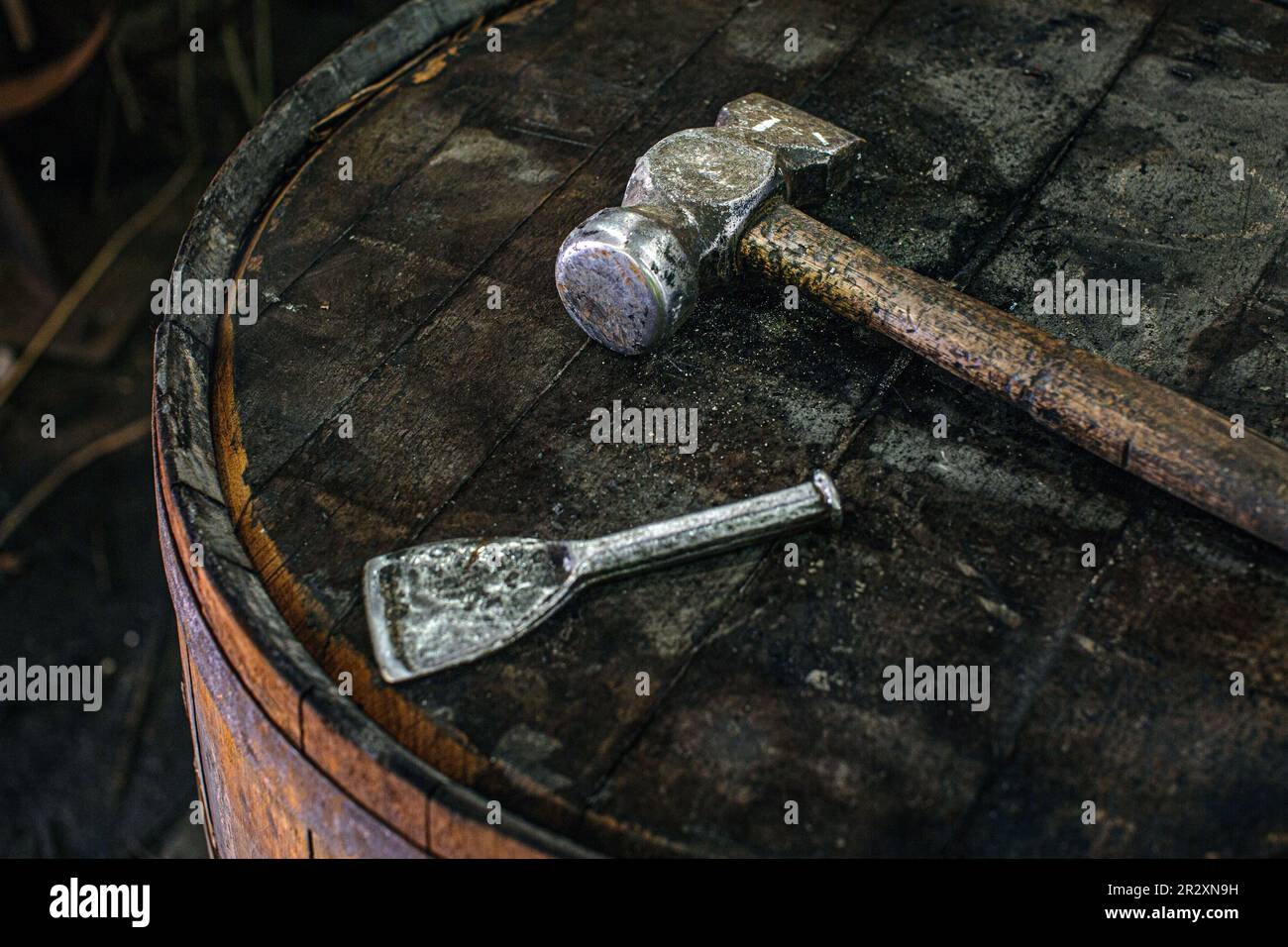 Martello e scalpello gli attrezzi di un produttore di barili a Speyside Cooperage, Craigellachie, Aberdeenshire, Scozia Foto Stock