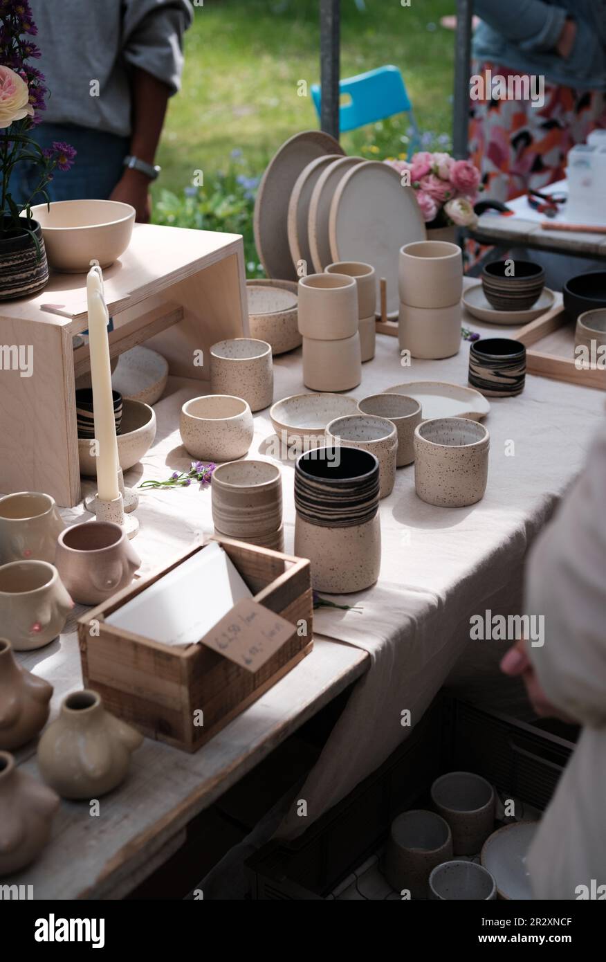 Belle ceramiche fatte a mano con colori neutri esposte in un piccolo mercato di prodotti fatti a mano. Foto Stock