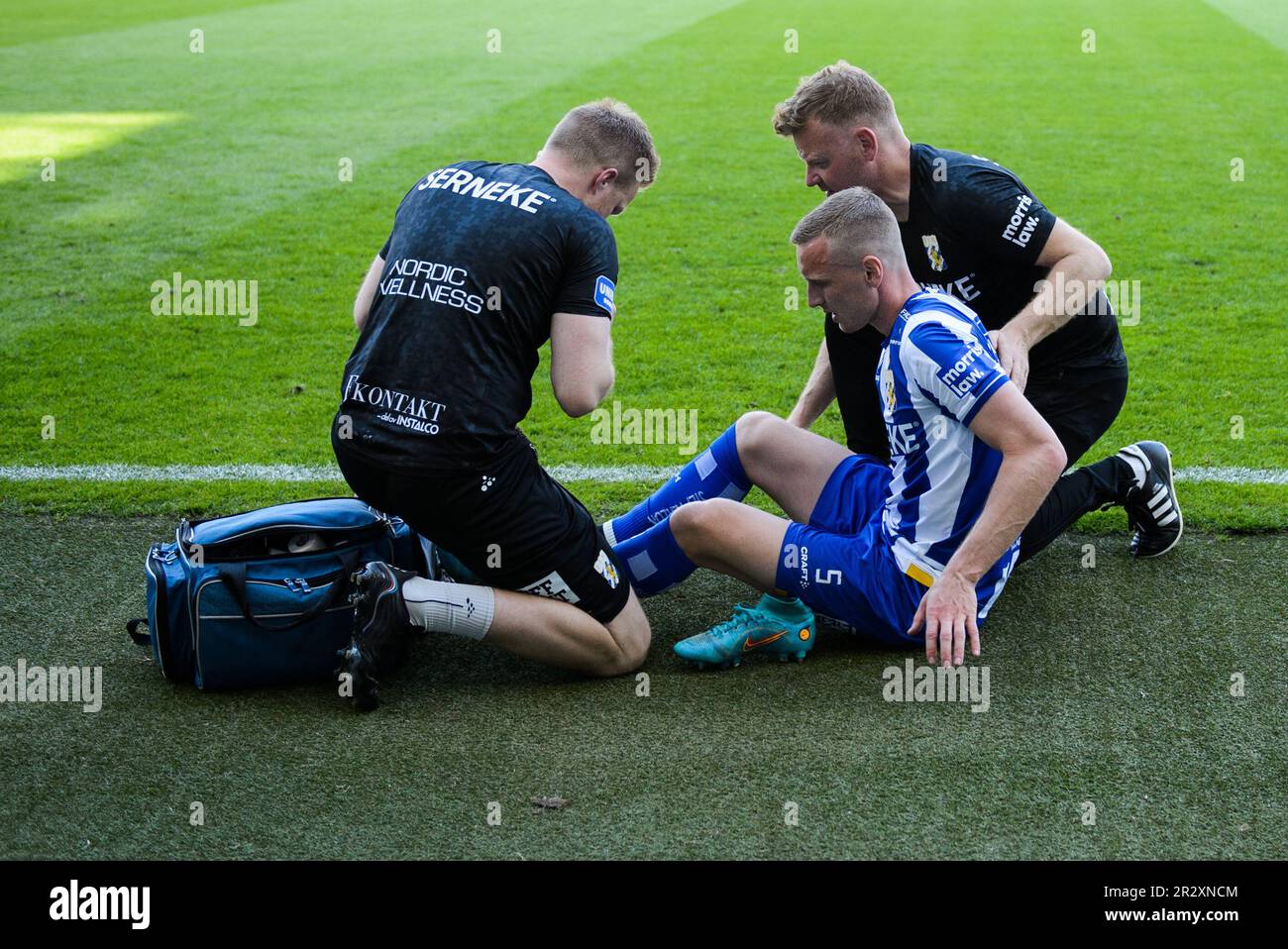 Sebastian Ohlsson di IFK Göteborg ferito durante la partita nella Allsvenskan tra Göteborg e Hammarby a Gamla Ullevi a Gothenburg il 1 gennaio 2012 Foto Stock
