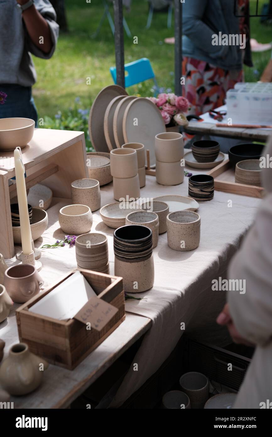 Belle ceramiche fatte a mano con colori neutri esposte in un piccolo mercato di prodotti fatti a mano. Foto Stock
