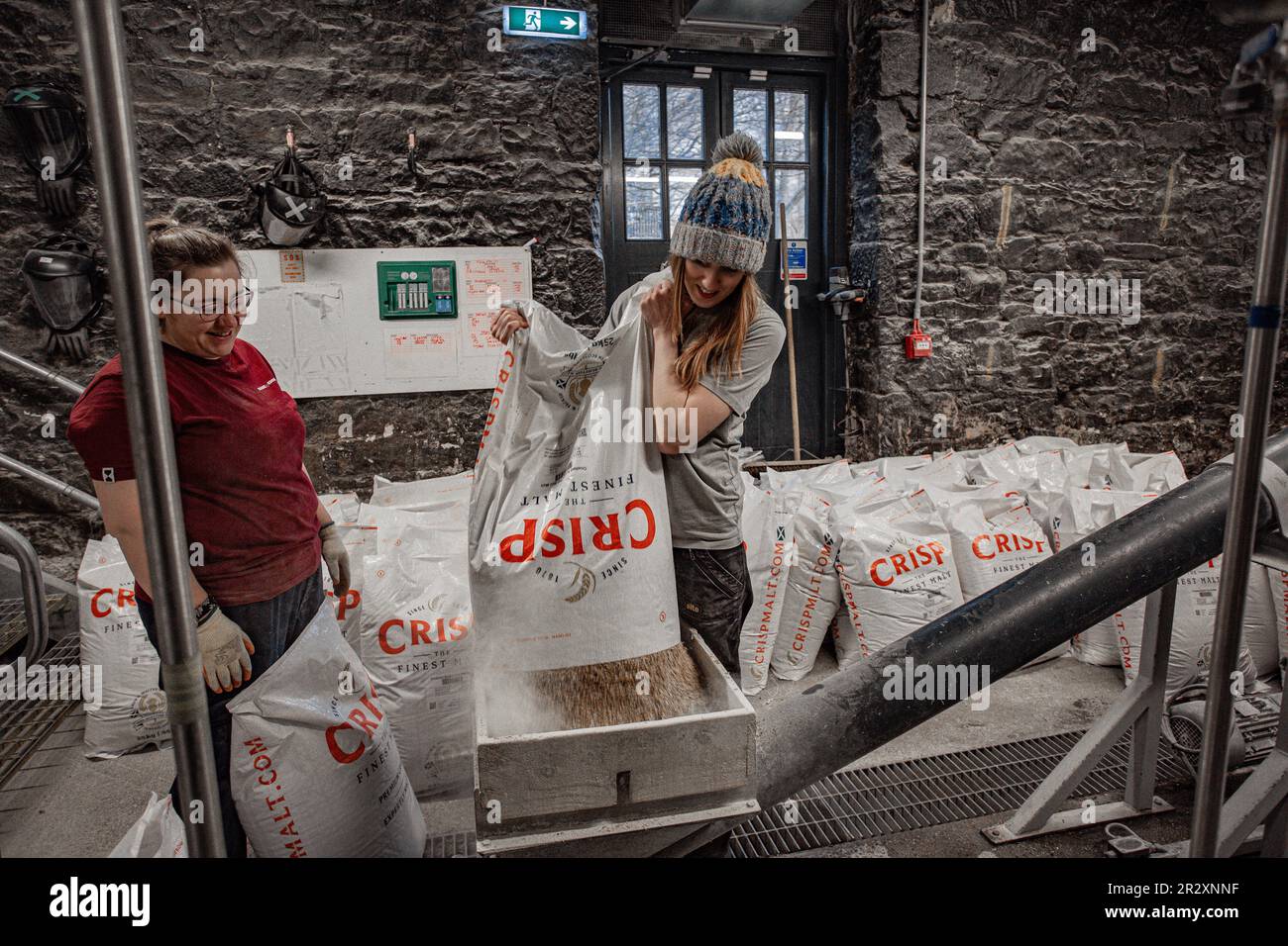 L'orzo maltato viene utilizzato per creare un singolo whisky di malto presso la distilleria Holyrood Edinburgh, Scozia Foto Stock