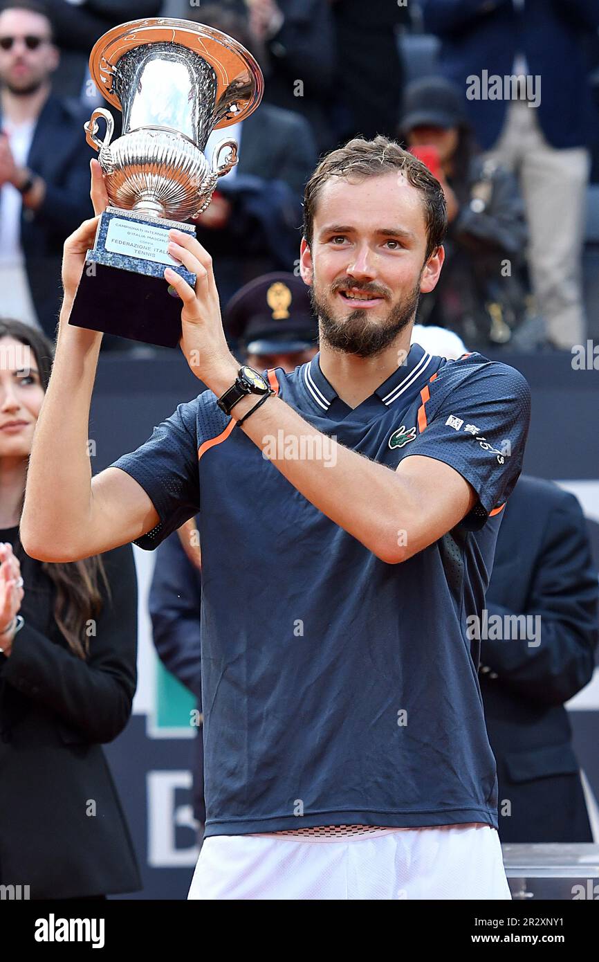 Roma, Lazio. 21st maggio, 2023. ROMA, ITALIA - MAGGIO 21: Daniil Medvedev festeggia la vittoria del torneo maschile di singles e trofeo contro Holger Rune 7-5 7-5 durante Roma internazionali d'Italia il 21 Maggio 2023 a Foro Italico Roma, Italia. ( Credit: massimo insabbato/Alamy Live News Foto Stock